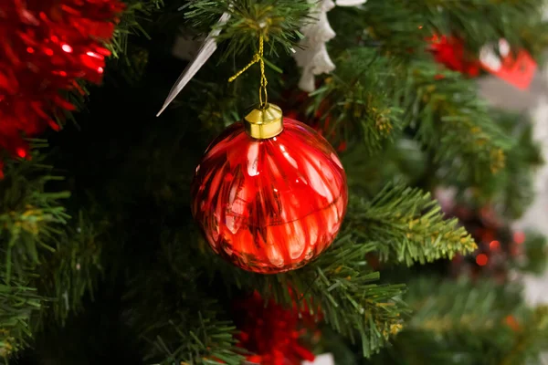 Brinquedos vermelhos e brancos na árvore de Natal — Fotografia de Stock