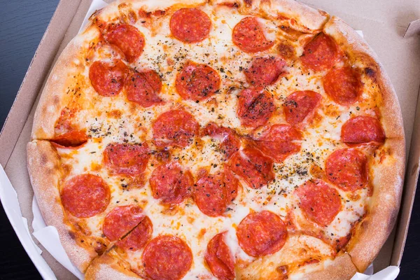 Pizza Con Salami Queso Caja Cerca — Foto de Stock