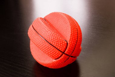 Tahta arka planda köpeklerle oynamak için bir top.