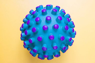 Sarı arka planda köpeklerle oynamak için bir top.