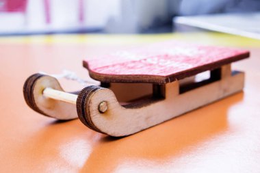 Sarı arka planda dekoratif ahşap kızak. Yakın plan.