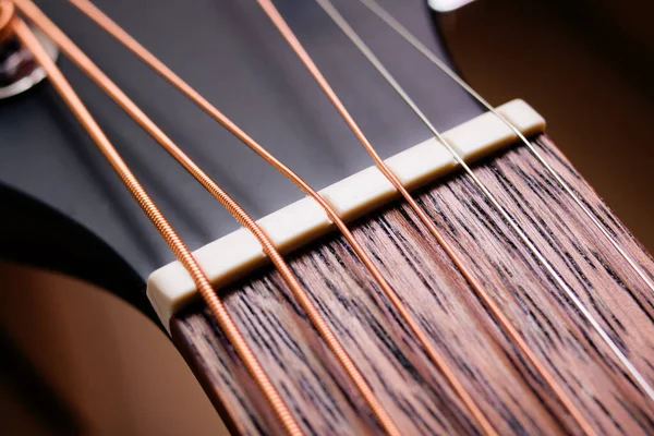 Siyah ve sarı gitar telleri makro fotoğrafçılığı kapatır