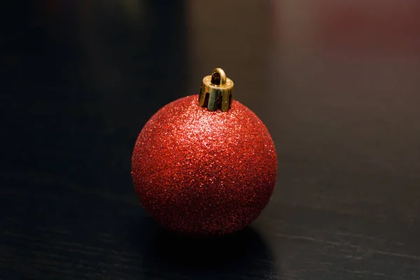 木制底座上的红色圣诞球 — 图库照片