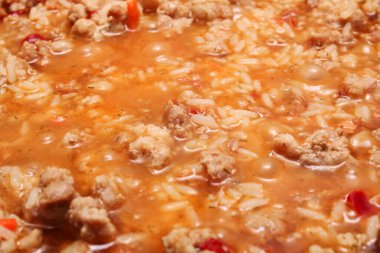 Pirinç ve et kızartma tavasında pişirilir.