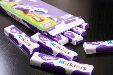BELARUS, NOVOPOLOTSK - 20 ARALIK, 2020: Milka çikolatası ahşap masaya yakın çekim