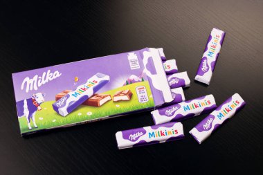 BELARUS, NOVOPOLOTSK - 20 ARALIK, 2020: Milka çikolatası ahşap masaya yakın çekim