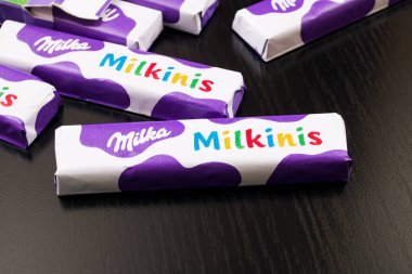 BELARUS, NOVOPOLOTSK - 20 ARALIK, 2020: Milka çikolatası ahşap masaya yakın çekim