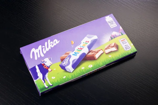 BELARUS, NOVOPOLOTSK - 20 ARALIK, 2020: Milka çikolatası ahşap masaya yakın çekim