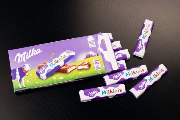 BELARUS, NOVOPOLOTSK - 20 ARALIK, 2020: Milka çikolatası ahşap masaya yakın çekim