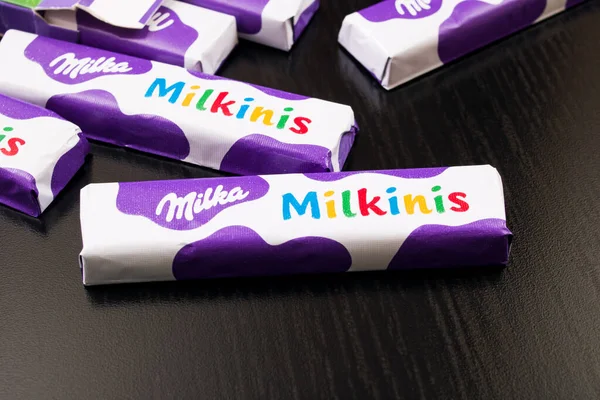 BELARUS, NOVOPOLOTSK - 20 ARALIK, 2020: Milka çikolatası ahşap masaya yakın çekim