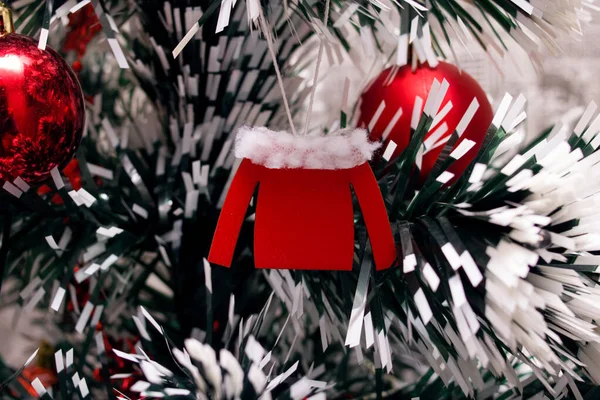 Bir Ladin Dalında Kırmızı Noel Süslemesi Yaklaş — Stok fotoğraf