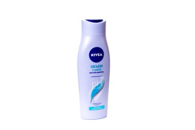 NOVOPOLOTSK, BELARUS - 23 ARALIK, 2020: Beyaz arka planda Nivea şampuanı