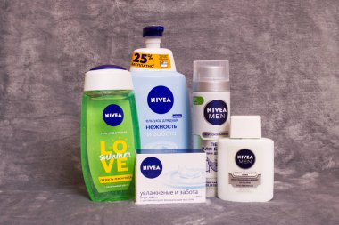 NOVOPOLOTSK, BELARUS - 24 Aralık 2020: Gri arka planda Nivea 'dan çeşitli hijyen ürünleri