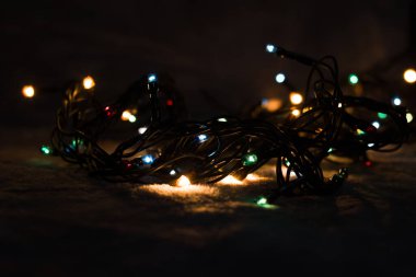 Karanlıkta çok renkli ampuller, çelenkler...