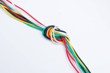 Beyaz arkaplanda renkli kablolar.