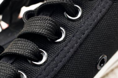 Siyah ayakkabıların üzerindeki siyah bağcıkları kapat