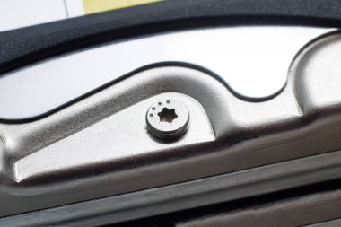 Metal bir ürüne vida takılmış.