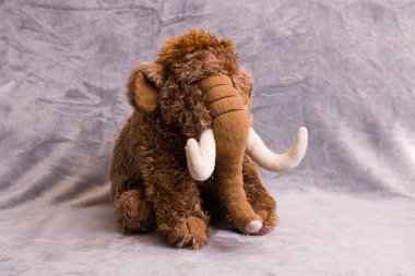 Gri arka planda yumuşak pelüş oyuncak fil