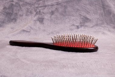 Gri arkaplanda saç tarağı yakın plan