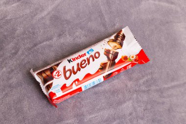 BELARUS, NOVOPOLOTSK - 03 HAZİRAN, 2021: Gri arkaplanda Kinder bueno barı