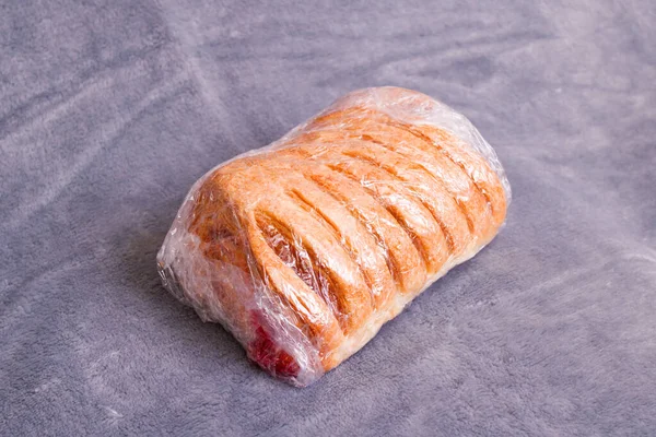 Bun with jam on a gray background — Stock Photo, Image