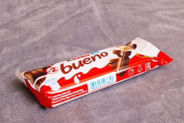 BELARUS, NOVOPOLOTSK - 03 HAZİRAN, 2021: Gri arkaplanda Kinder bueno barı
