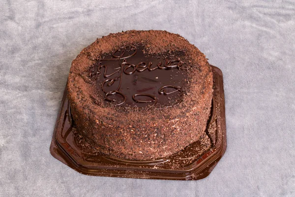 Schokoladenkuchen auf grauem Hintergrund in Nahaufnahme — Stockfoto