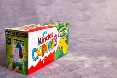BELARUS, NOVOPOLOTSK - 03 HAZİRAN, 2021: Kinder sürprizi ve kuş oyuncaklarıyla dolu kutu, kopyalama alanı