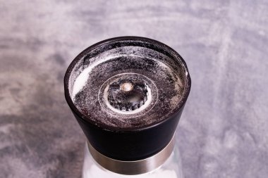 Gri arkaplanda cam tuzluk yakın plan