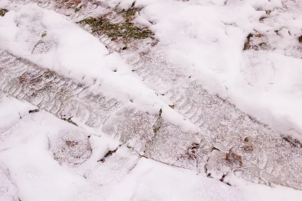 Следы Машин Снегу Траве Вблизи — стоковое фото