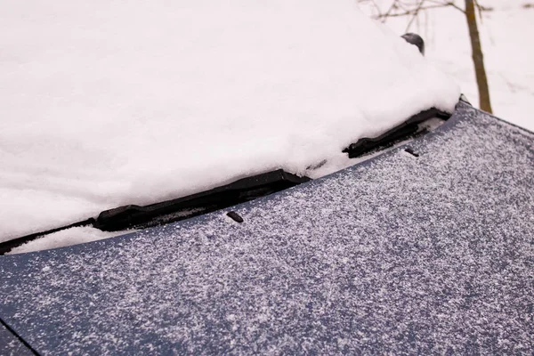 Snö Huva Och Glas Bilen Närbild — Stockfoto