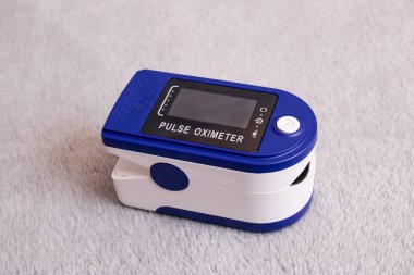 Gri arkaplanda nabız oksimetresi yakın plan