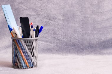 Gri arkaplanda kalemlerle dur, boşluğu kopyala