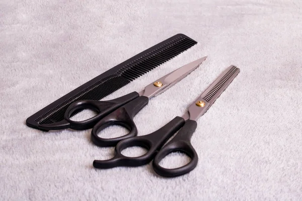 理发师剪子和灰色背景的梳子 — 图库照片