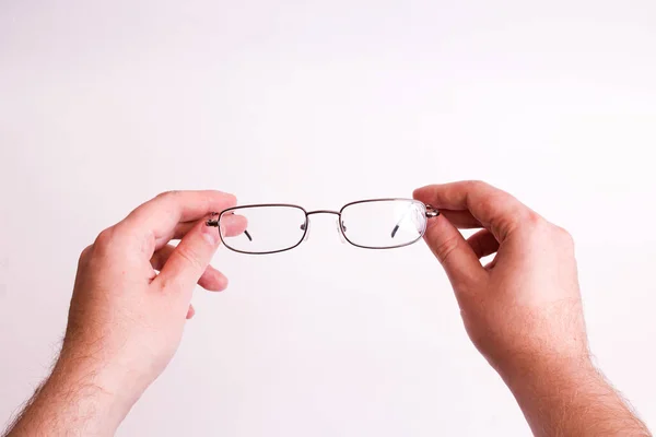Brille Zum Sehen Der Hand Auf Grauem Hintergrund — Stockfoto