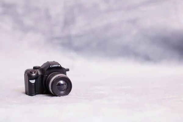 Modelo Câmera Brinquedo Fundo Cinza Espaço Cópia — Fotografia de Stock