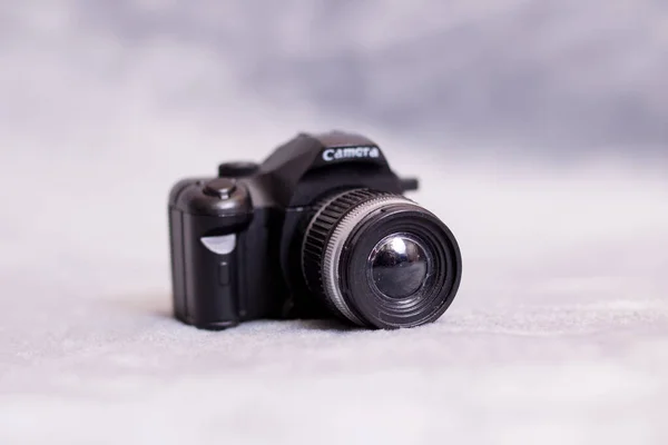Zabawkowy Model Kamery Szarym Tle Zbliżenie — Zdjęcie stockowe