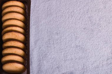 Gri arkaplan fotokopi uzayındaki bir kutuda yuvarlak kurabiyeler