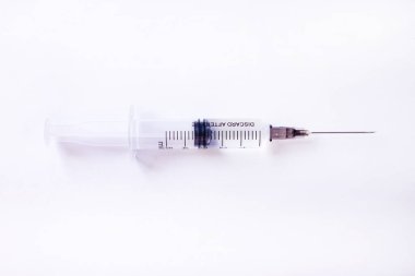 Şırıngayı beyaz arka plan ve tıpla kapatın.