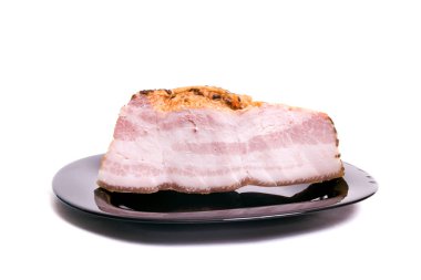 Beyaz arka planda izole edilmiş bir tabakta sulu tütsülenmiş domuz yağı