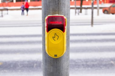 Beyaz Rusça yazılı trafik ışığı düğmesi, çeviri: bekle, kapat