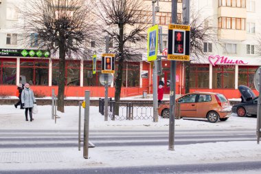 BELARUS, NOVOPOLOTSK - 16 HAZİRAN 2021: Kış yolu üzerindeki yaya geçidinde kırmızı trafik ışığı