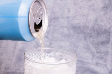 Şeffaf bardakta köpüklü bira. Yakın plan.