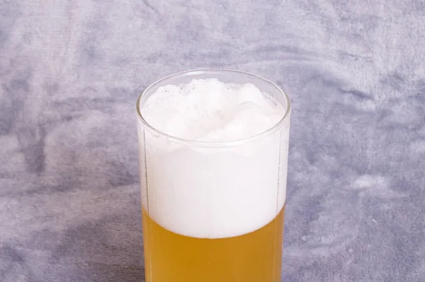 Cerveza Con Espuma Vaso Transparente Cerca —  Fotos de Stock