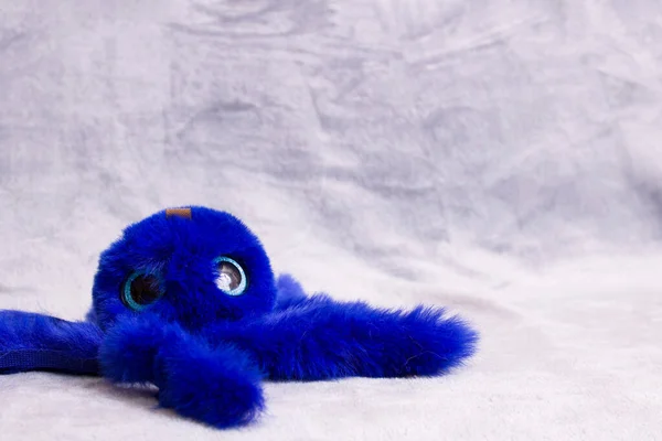 Синя Пухнаста Восьминога Іграшка Сірому Фоні Копіювання Простору — стокове фото