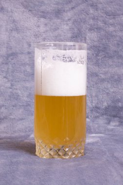 Şeffaf bardakta köpüklü bira. Yakın plan.