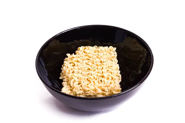 白い背景に隔離された黒いボウルに細い卵麺 — ストック写真