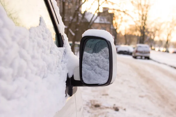 Śnieg Bocznym Oknie Lusterko Samochodowe Świetle Słonecznym — Zdjęcie stockowe