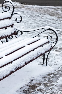 Kar altında eski usul park bankı