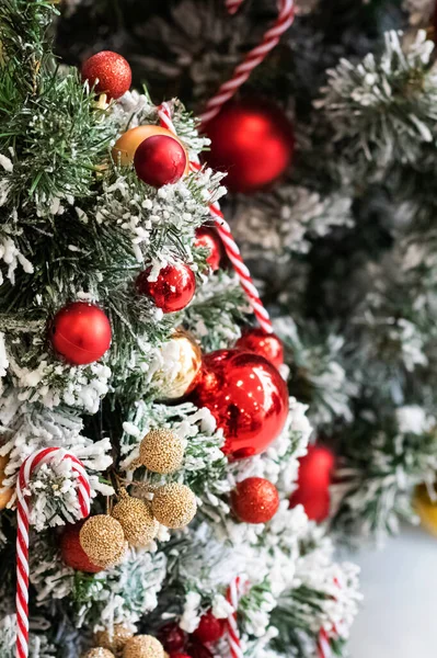 Red and white balls on the Christmas tree — Stock Photo, Image